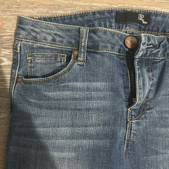 1822 Cropped Straight Leg Jean - Picture 3 of 8